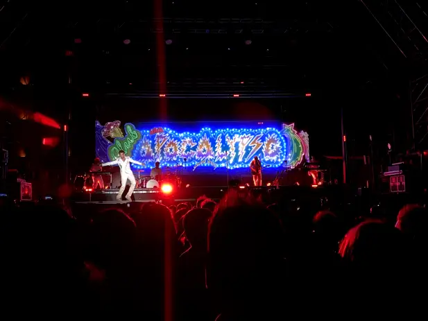 Inicio del concierto, con el fondo de apocalypso, cual si fuera un Elvis del siglo XXI
