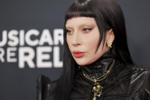 Lady Gaga regresa a su era oscura con "Abracadabra"