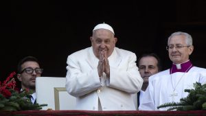 El papa Francisco se encuentra estable dentro de la "complejidad"