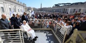 Papa Francisco reapareció, gradeció y saludó a los fieles frente a la Basílica de San Pedro
