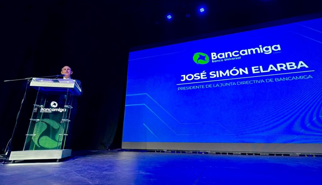 Dr. Jose Simon Elarba Presidente JD de Bancamiga dando inicio al evento formativo