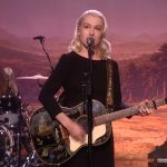 Phoebe Bridgers interpreta ‘Lost Boys’ en la televisión y anuncia listening parties en España