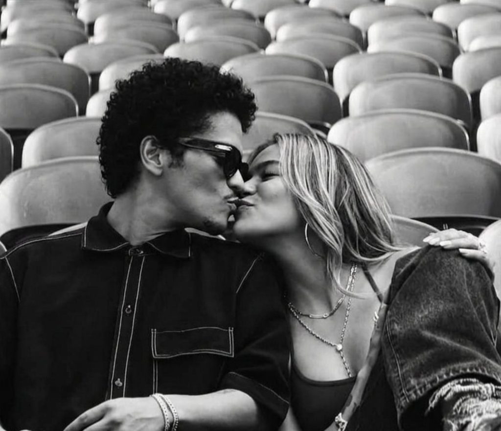 Karol G y Bruno Mars estrenan el videoclip de "Still"