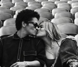 Karol G y Bruno Mars estrenan el videoclip de "Still"